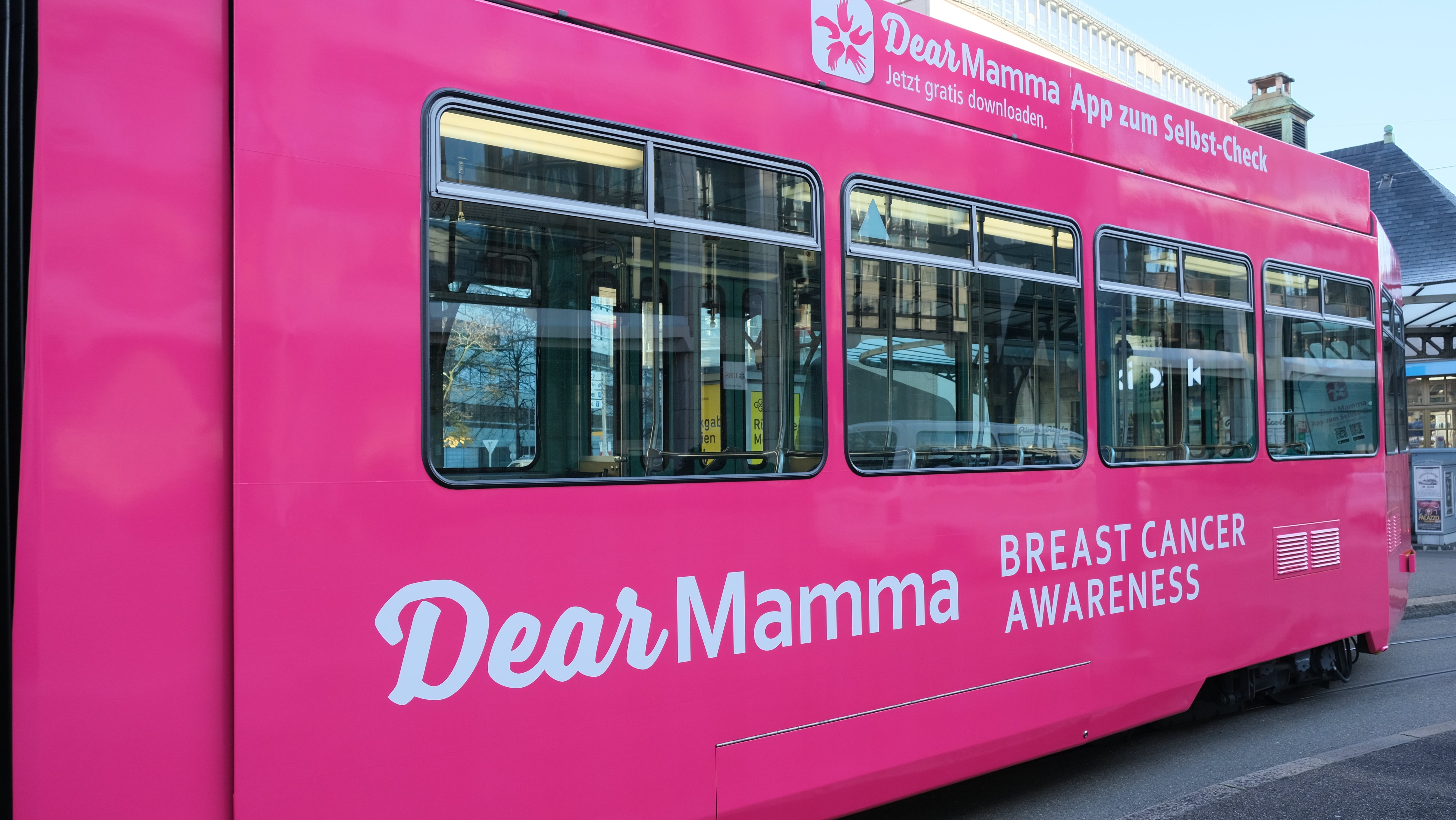 «The DEAR Foundation» lanciert aufsehenerregende Kampagne zur Früherkennung von Brustkrebs: Erstes Brustkrebs-Drämmli der Schweiz rollt in Basel 